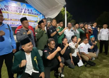 Ratusan anggota ormas dan LSM Pati Doa Bersama dan Aksi Lilin di Alun-Alun Pati pada Jumat (21/8) malam. Foto : Fahtur Rohman/Lingkar