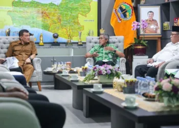 Sekretaris Daerah Provinsi Jawa Tengah, Sumarno (kanan), melapor ke Gubernur Jateng Ahmad Luthfi (kiri) terkait persiapan MTQ Nasional pada Selasa, 18 Agustus 2026. (dok for Lingkarjateng.id)