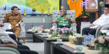 Sekretaris Daerah Provinsi Jawa Tengah, Sumarno (kanan), melapor ke Gubernur Jateng Ahmad Luthfi (kiri) terkait persiapan MTQ Nasional pada Selasa, 18 Agustus 2026. (dok for Lingkarjateng.id)