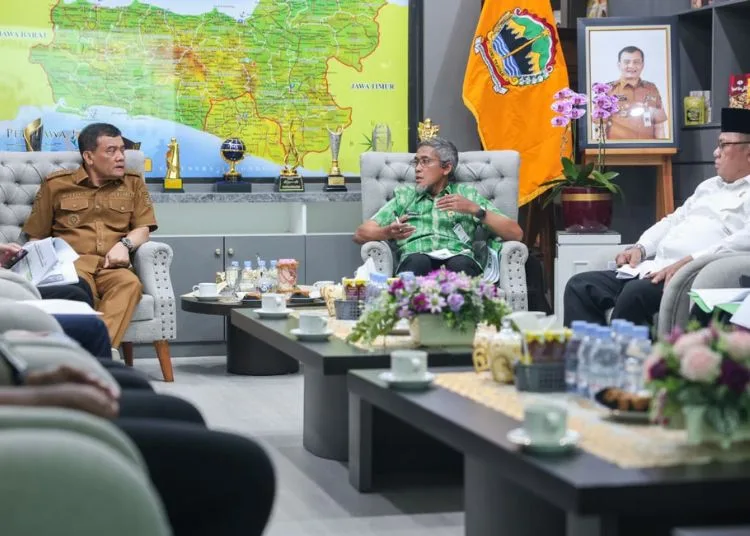 Sekretaris Daerah Provinsi Jawa Tengah, Sumarno (kanan), melapor ke Gubernur Jateng Ahmad Luthfi (kiri) terkait persiapan MTQ Nasional pada Selasa, 18 Agustus 2026. (dok for Lingkarjateng.id)