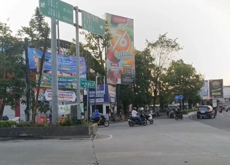 Jalan di kawasan Simpang Lima, Kecamatan Purwodadi, Kabupaten Grobogan. (Ahmad Abror/Lingkarjateng.id)