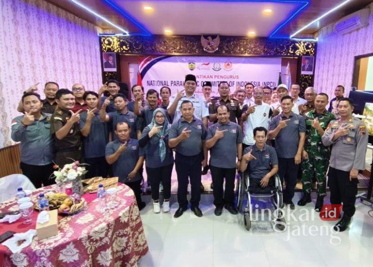 Jaring Potensi Atlet Disabilitas, NPCI Jepara Bakal Perluas Pembinaan 25 Wakil Bupati Jepara Muhammad Ibnu Hajar (berpeci) menghadiri pelantikan pengurus baru National Paralympic Committee Indonesia (NPCI) di Aula Kejaksaan Negeri Jepara pada Selasa, 4 Agustus 2026. (dok for Lingkarjateng.id)