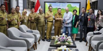 Jateng Arahkan Investor Amerika Serikat Garap Sampah Jadi Energi di Soloraya 10 Gubernur Jateng, Ahmad Luthfi, bersama perwakilan perusahaan Amerika Serikat Energy Three International (E3i), di kantor gubernur pada Senin, 3 Agustus 2026. (dok for Lingkarjateng.id)