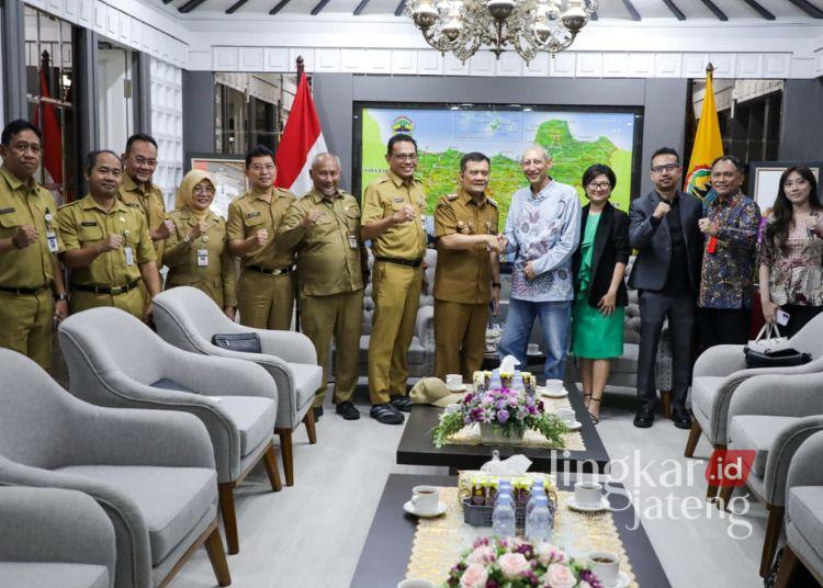 Jateng Arahkan Investor Amerika Serikat Garap Sampah Jadi Energi di Soloraya 25 Gubernur Jateng, Ahmad Luthfi, bersama perwakilan perusahaan Amerika Serikat Energy Three International (E3i), di kantor gubernur pada Senin, 3 Agustus 2026. (dok for Lingkarjateng.id)