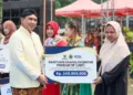 Wakil Gubernur Jateng, Taj Yasin Maimoen, menyerahkan bantuan usaha ekonomi produktif kepada salah satu warga Kota Surakarta pada Rabu, 19 Agustus 2026. (dok for Lingkarjateng.id)