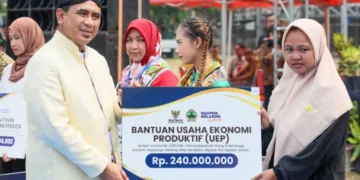 Wakil Gubernur Jateng, Taj Yasin Maimoen, menyerahkan bantuan usaha ekonomi produktif kepada salah satu warga Kota Surakarta pada Rabu, 19 Agustus 2026. (dok for Lingkarjateng.id)