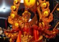 Peserta memamerkan kreasi busana di Jepara Art Carnival 2026 yang digelar di Jalan Pemuda, Kecamatan Jepara Kota, Kabupaten Jepara, Sabtu malam, 15 Agustus 2026. (Tomi Budianto/Lingkarjateng.id)