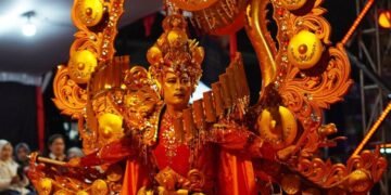 Peserta memamerkan kreasi busana di Jepara Art Carnival 2026 yang digelar di Jalan Pemuda, Kecamatan Jepara Kota, Kabupaten Jepara, Sabtu malam, 15 Agustus 2026. (Tomi Budianto/Lingkarjateng.id)