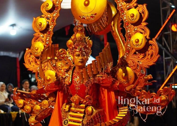 Jepara Art Carnival 2026 Dibanjiri Warga, Bupati Wiwit Harap Pariwisata Menggeliat 25 Peserta memamerkan kreasi busana di Jepara Art Carnival 2026 yang digelar di Jalan Pemuda, Kecamatan Jepara Kota, Kabupaten Jepara, Sabtu malam, 15 Agustus 2026. (Tomi Budianto/Lingkarjateng.id)