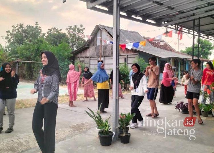 Jumat Sehat, Mahasiswa KKN UNDIP di Kendal Rutin Gelar Senam dan Cek Kesehatan Gratis 25 Kegiatan senam bersama yang diselenggarakan Mahasiswa KKN Universitas Diponegoro (UNDIP) di Desa Dawungsari, Kecamatan Pegandon, Kabupaten Kendal pada Jumat, 14 Agustus 2026. (dok for Lingkarjateng.id)