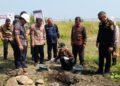Bupati Kendal, Dyah Kartika Permanasari, meletakkan batu pertama pembangunan KNMP Gempolsewu, Kecamatan Rowosari, Kabupaten Kendal, Selasa, 18 Agustus 2026. (Anik Kustiani/Lingkarjateng.id)