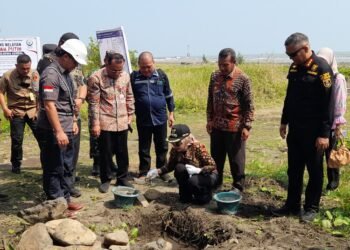 Bupati Kendal, Dyah Kartika Permanasari, meletakkan batu pertama pembangunan KNMP Gempolsewu, Kecamatan Rowosari, Kabupaten Kendal, Selasa, 18 Agustus 2026. (Anik Kustiani/Lingkarjateng.id)