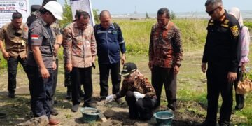 Bupati Kendal, Dyah Kartika Permanasari, meletakkan batu pertama pembangunan KNMP Gempolsewu, Kecamatan Rowosari, Kabupaten Kendal, Selasa, 18 Agustus 2026. (Anik Kustiani/Lingkarjateng.id)