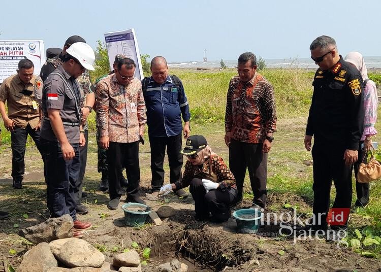 Bupati Kendal, Dyah Kartika Permanasari, meletakkan batu pertama pembangunan KNMP Gempolsewu, Kecamatan Rowosari, Kabupaten Kendal, Selasa, 18 Agustus 2026. (Anik Kustiani/Lingkarjateng.id)