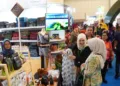 Kain tenun Troso dan sejumlah produk unggulan dipamerkan di stand Kabupaten Jepara dalam gelaran Apkasi Otonomi Expo di ICE BSD, Tangerang, Kamis, 27 Agustus 2026. (Tomi Budianto/Lingkarjateng.id)