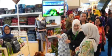 Kain tenun Troso dan sejumlah produk unggulan dipamerkan di stand Kabupaten Jepara dalam gelaran Apkasi Otonomi Expo di ICE BSD, Tangerang, Kamis, 27 Agustus 2026. (Tomi Budianto/Lingkarjateng.id)