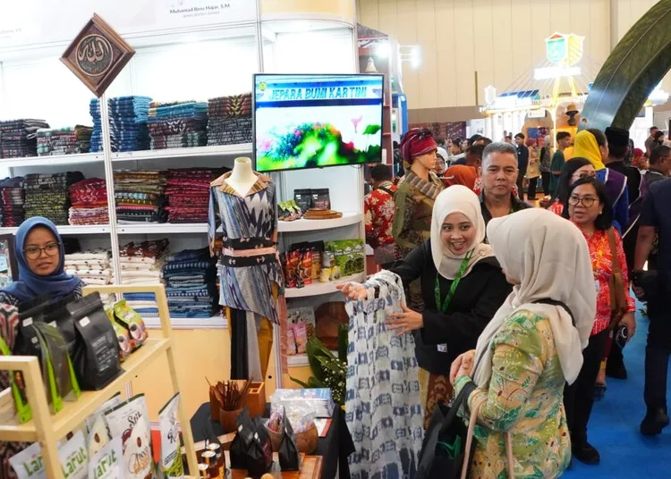 Kain tenun Troso dan sejumlah produk unggulan dipamerkan di stand Kabupaten Jepara dalam gelaran Apkasi Otonomi Expo di ICE BSD, Tangerang, Kamis, 27 Agustus 2026. (Tomi Budianto/Lingkarjateng.id)