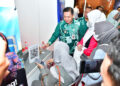 Plt Bupati Pekalongan, Sukirman, mengunjungi salah satu stand perusahaan yang mengikuti Kajen Career Expo 2026 di Gedung Pertemuan Umum Kajen, Kabupaten Pekalongan, Selasa, 4 Agustus 2026. (Fahri Akbar/Lingkarjateng.id)