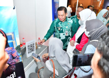 Plt Bupati Pekalongan, Sukirman, mengunjungi salah satu stand perusahaan yang mengikuti Kajen Career Expo 2026 di Gedung Pertemuan Umum Kajen, Kabupaten Pekalongan, Selasa, 4 Agustus 2026. (Fahri Akbar/Lingkarjateng.id)