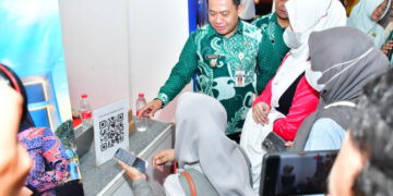 Plt Bupati Pekalongan, Sukirman, mengunjungi salah satu stand perusahaan yang mengikuti Kajen Career Expo 2026 di Gedung Pertemuan Umum Kajen, Kabupaten Pekalongan, Selasa, 4 Agustus 2026. (Fahri Akbar/Lingkarjateng.id)