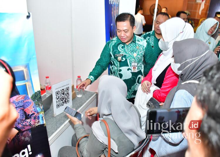 Dibuka Plt Bupati Pekalongan, Kajen Career Expo 2026 Tawarkan 2.301 Loker 25 Plt Bupati Pekalongan, Sukirman, mengunjungi salah satu stand perusahaan yang mengikuti Kajen Career Expo 2026 di Gedung Pertemuan Umum Kajen, Kabupaten Pekalongan, Selasa, 4 Agustus 2026. (Fahri Akbar/Lingkarjateng.id)