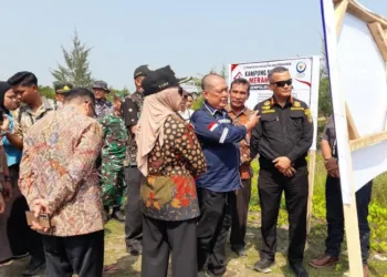 Bupati Kendal, Dyah Kartika Permanasari, melihat site plan pembangunan Kampung Nelayan Merah Putih (KNMP) di Desa Gempolsewu, Kecamatan Rowosari pada Selasa, 18 Agustus 2026.