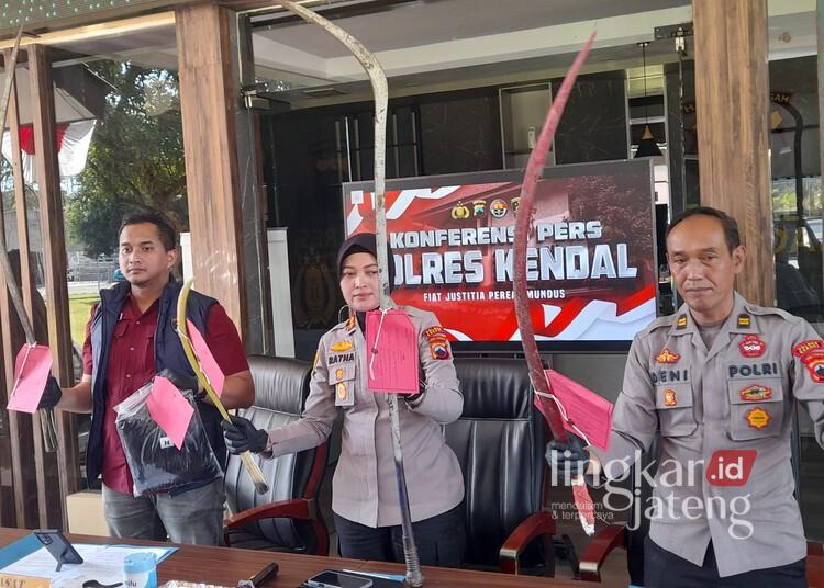 Kapolres Kendal Tegaskan Pelajar Terlibat Kreak Tetap Diproses Hukum 25 Kapolres Kendal, AKBP Ratna Quratul Ainy, saat menunjukkan barang bukti kasus kreak dalam konferensi pers di Mapolres Kendal, Kamis, 6 Agustus 2026. (Anik Kustiani/Lingkarjateng.id)
