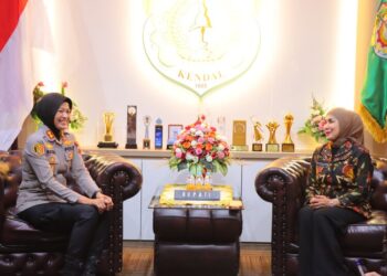 Kapolres Kendal, AKBP Ratna Quratul Ainy, berdialog dengan Bupati Kendal, Dyah Kartika Permanasari, dalam kunjungan silaturahmi, Selasa, 4 Agustus 2026. (Humas Polres Kendal/Lingkarjateng.id)