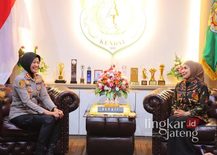 Kapolres Kendal, AKBP Ratna Quratul Ainy, berdialog dengan Bupati Kendal, Dyah Kartika Permanasari, dalam kunjungan silaturahmi, Selasa, 4 Agustus 2026. (Humas Polres Kendal/Lingkarjateng.id)