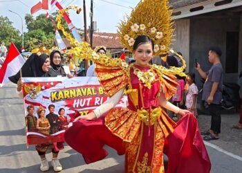 Peserta karnaval dan kirab budaya di Desa Kesesi, Kecamatan Kesesi, Kabupaten Pekalongan, Sabtu, 15 Agustus 2026. (Fahri Akbar/Lingkarjateng.id)