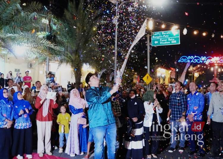Kartini Night Jepara Perdana Sedot Ribuan Pengunjung, Pemkab Siap Jadikan Agenda Bulanan 25 Wakil Bupati Jepara Muhammad Ibnu Hajar saat membuka Kartini Night Jepara di Jalan Kartini, Sabtu malam, 1 Agustus 2026. (Humas Pemkab Jepara/Lingkarjateng.id)