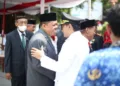 Sekretaris Komisi A DPRD Pati, Kastomo, menyapa Plt Bupati Risma Ardhi Chandra saat menghadiri upacara HUT ke-81 Republik Indonesia di Alun-Alun Simpang Lima pada Senin, 17 Agustus 2026. (dook for Harianmuria.com)