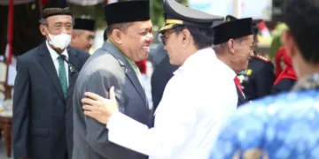 Sekretaris Komisi A DPRD Pati, Kastomo, menyapa Plt Bupati Risma Ardhi Chandra saat menghadiri upacara HUT ke-81 Republik Indonesia di Alun-Alun Simpang Lima pada Senin, 17 Agustus 2026. (dook for Harianmuria.com)