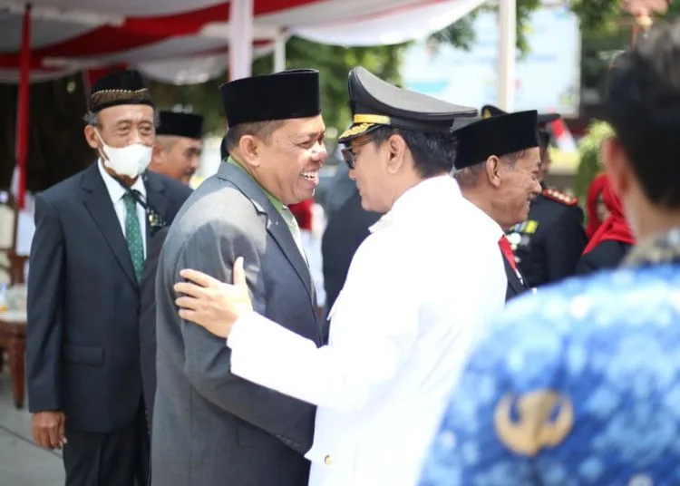 Sekretaris Komisi A DPRD Pati, Kastomo, menyapa Plt Bupati Risma Ardhi Chandra saat menghadiri upacara HUT ke-81 Republik Indonesia di Alun-Alun Simpang Lima pada Senin, 17 Agustus 2026. (dook for Harianmuria.com)