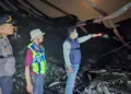 Petugas kepolisian melakukan olah TKP kebakaran Pasar Sedo di Dea Sedo, Kecamatan Demak, Kabupaten Demka, Senin malam, 24 Agustus 2026. (M. Burhanuddin Aslam/Lingkarjateng.id)