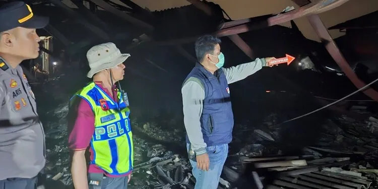 Petugas kepolisian melakukan olah TKP kebakaran Pasar Sedo di Dea Sedo, Kecamatan Demak, Kabupaten Demka, Senin malam, 24 Agustus 2026. (M. Burhanuddin Aslam/Lingkarjateng.id)
