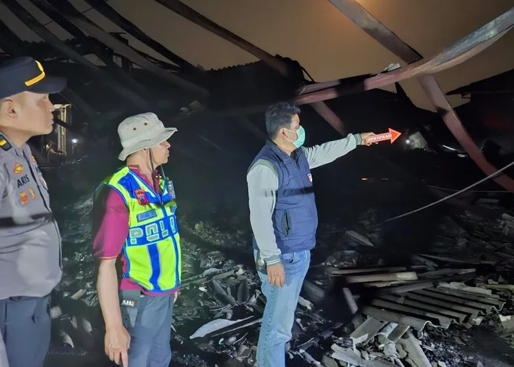 Petugas kepolisian melakukan olah TKP kebakaran Pasar Sedo di Dea Sedo, Kecamatan Demak, Kabupaten Demka, Senin malam, 24 Agustus 2026. (M. Burhanuddin Aslam/Lingkarjateng.id)