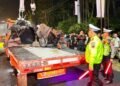 Petugas Satlantas Polres Salatiga bersama tim derek mengevakuasi truk tronton yang mengalami kecelakaan di Jalan Lingkar Selatan (JLS) Salatiga pada Rabu, 12 Agustus 2026 malam. (Polres Salatiga/Lingkarjateng.id)