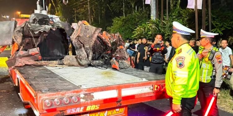 Petugas Satlantas Polres Salatiga bersama tim derek mengevakuasi truk tronton yang mengalami kecelakaan di Jalan Lingkar Selatan (JLS) Salatiga pada Rabu, 12 Agustus 2026 malam. (Polres Salatiga/Lingkarjateng.id)