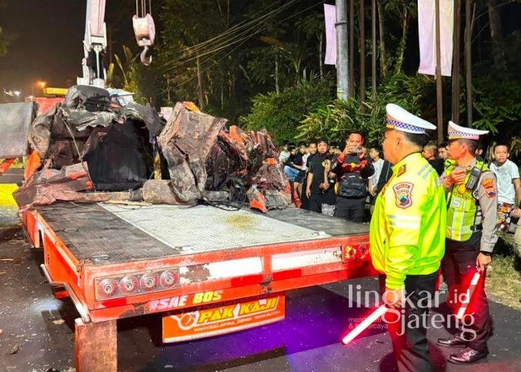 Kecelakaan Maut di JLS Salatiga, Truk Tronton Diduga Rem Blong Tabrak 3 Motor 25 Petugas Satlantas Polres Salatiga bersama tim derek mengevakuasi truk tronton yang mengalami kecelakaan di Jalan Lingkar Selatan (JLS) Salatiga pada Rabu, 12 Agustus 2026 malam. (Polres Salatiga/Lingkarjateng.id)