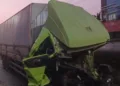 Kondisi salah satu truk yang terlibat kecelakaan beruntun di Jalan Pantura Kudus–Semarang, tepatnya di Traffic Light Trengguli, Kabupaten Demak, Kamis, 20 Agustus 2026. (M. Burhanuddin Aslam/Lingkarjateng.id)