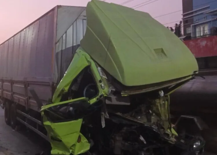 Kondisi salah satu truk yang terlibat kecelakaan beruntun di Jalan Pantura Kudus–Semarang, tepatnya di Traffic Light Trengguli, Kabupaten Demak, Kamis, 20 Agustus 2026. (M. Burhanuddin Aslam/Lingkarjateng.id)