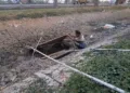 Warga melihat sumur darurat yang digali di dasar sungai yang mengering di wilayah Kecamatan Karanganyar, Kabupaten Demak, Senin, 31 Agustus 2026. (M. Burhanuddin Aslam/Lingkarjateng.id)