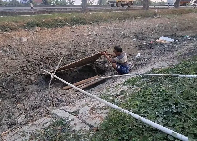 Warga melihat sumur darurat yang digali di dasar sungai yang mengering di wilayah Kecamatan Karanganyar, Kabupaten Demak, Senin, 31 Agustus 2026. (M. Burhanuddin Aslam/Lingkarjateng.id)