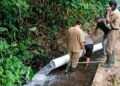 Kekeringan di Petungkon, DKPP Pekalongan Pastikan Irigasi Segera Direalisasikan 35 Petugas memantau kondisi dan hasil pemanfaatan irigasi perpipaan di Desa Depok, Kecamatan Lebakbarang, Kabupaten Pekalongan. (Fahri Akbar/Lingkarjateng.id)