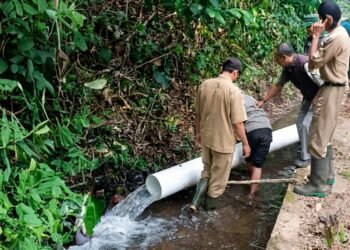 Petugas memantau kondisi dan hasil pemanfaatan irigasi perpipaan di Desa Depok, Kecamatan Lebakbarang, Kabupaten Pekalongan. (Fahri Akbar/Lingkarjateng.id)