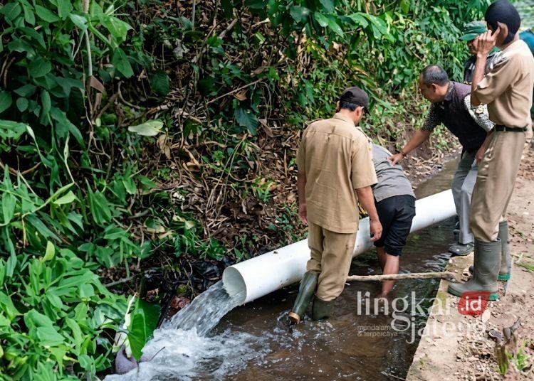 Kekeringan di Petungkon, DKPP Pekalongan Pastikan Irigasi Segera Direalisasikan 25 Petugas memantau kondisi dan hasil pemanfaatan irigasi perpipaan di Desa Depok, Kecamatan Lebakbarang, Kabupaten Pekalongan. (Fahri Akbar/Lingkarjateng.id)