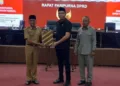 Penandatanganan dan penyerahan persetujuan bersama Raperda TPI oleh DPRD Kendal dengan Pemkab Kendal, Senin 31 Agustus 2026. (Anik Kustiani/Lingkarjateng.id)