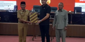 Penandatanganan dan penyerahan persetujuan bersama Raperda TPI oleh DPRD Kendal dengan Pemkab Kendal, Senin 31 Agustus 2026. (Anik Kustiani/Lingkarjateng.id)