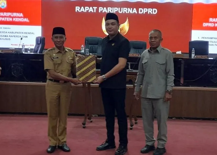 Penandatanganan dan penyerahan persetujuan bersama Raperda TPI oleh DPRD Kendal dengan Pemkab Kendal, Senin 31 Agustus 2026. (Anik Kustiani/Lingkarjateng.id)